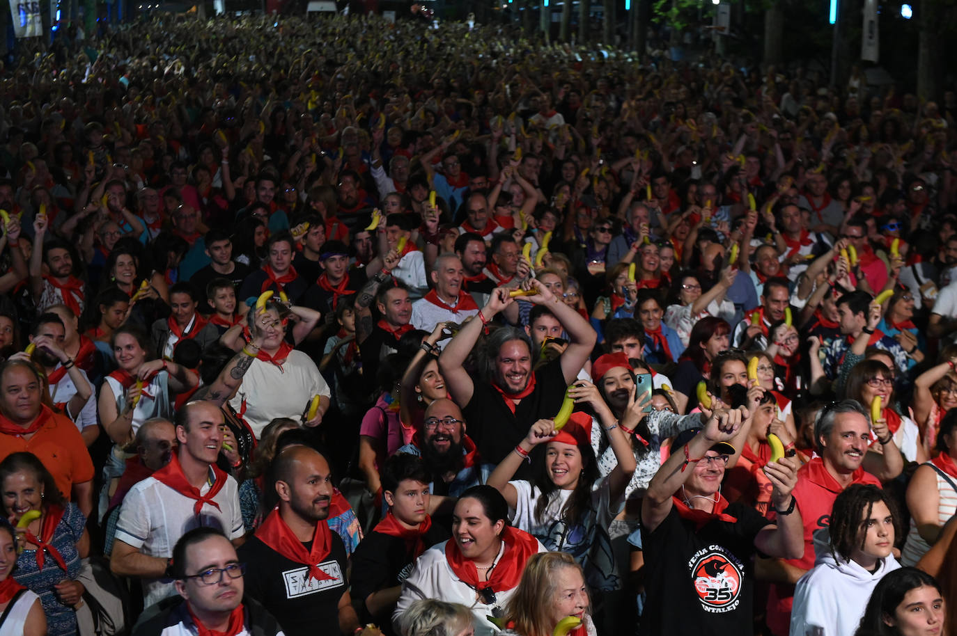 Fotos: 5.000 personas logran un Récord Guinness al pelar y comer una tonelada de plátanos de forma simultánea