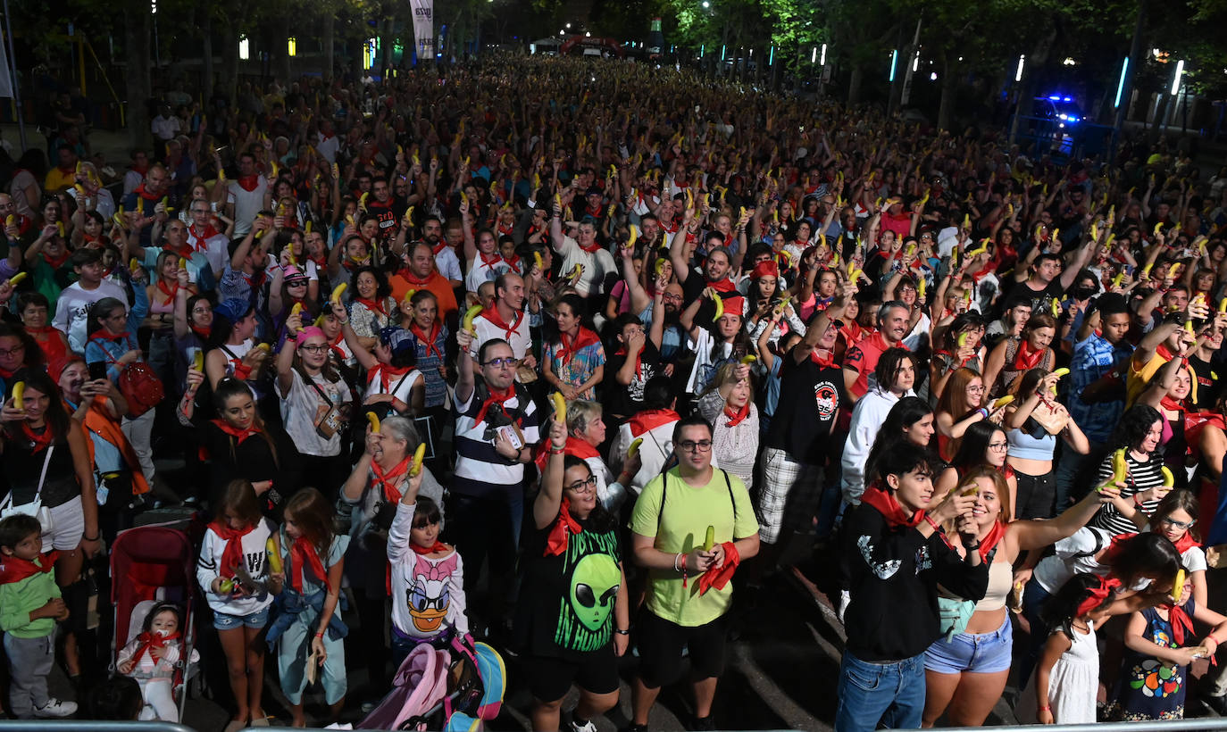 Fotos: 5.000 personas logran un Récord Guinness al pelar y comer una tonelada de plátanos de forma simultánea