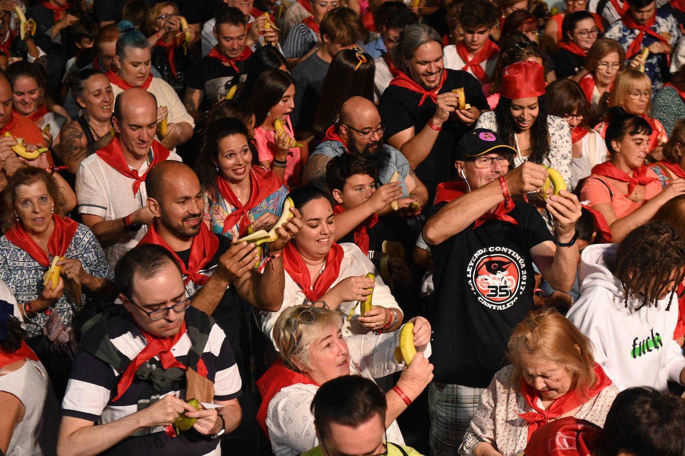 Fotos: 5.000 personas logran un Récord Guinness al pelar y comer una tonelada de plátanos de forma simultánea