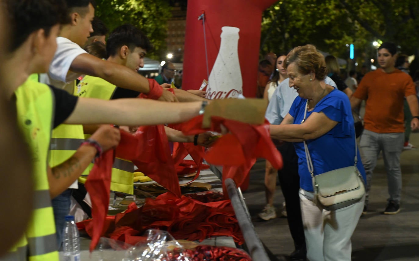 Fotos: 5.000 personas logran un Récord Guinness al pelar y comer una tonelada de plátanos de forma simultánea