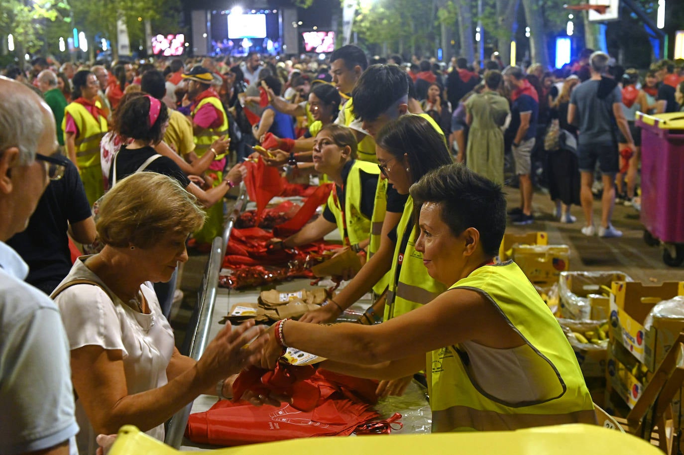 Fotos: 5.000 personas logran un Récord Guinness al pelar y comer una tonelada de plátanos de forma simultánea