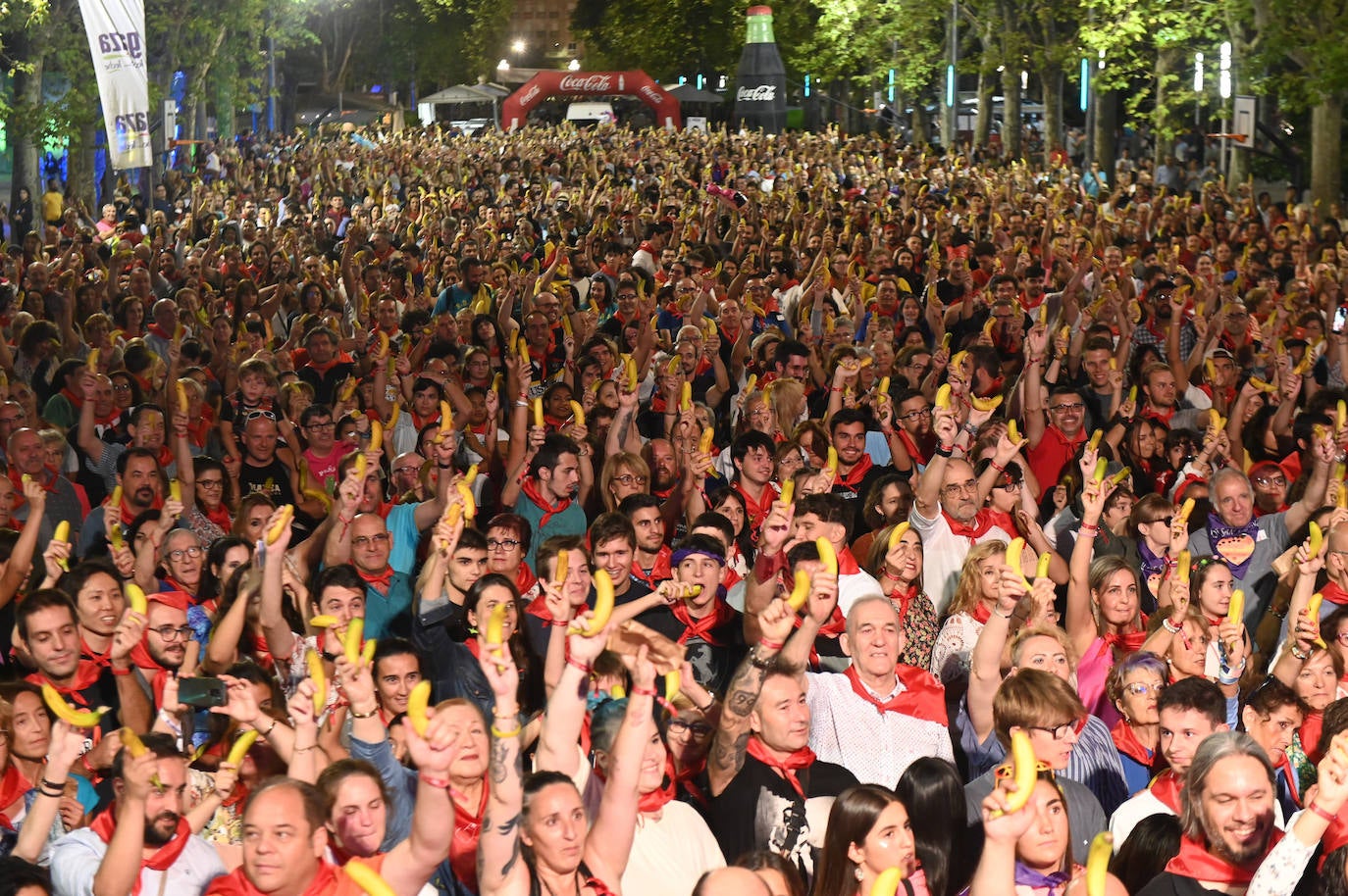 Fotos: 5.000 personas logran un Récord Guinness al pelar y comer una tonelada de plátanos de forma simultánea