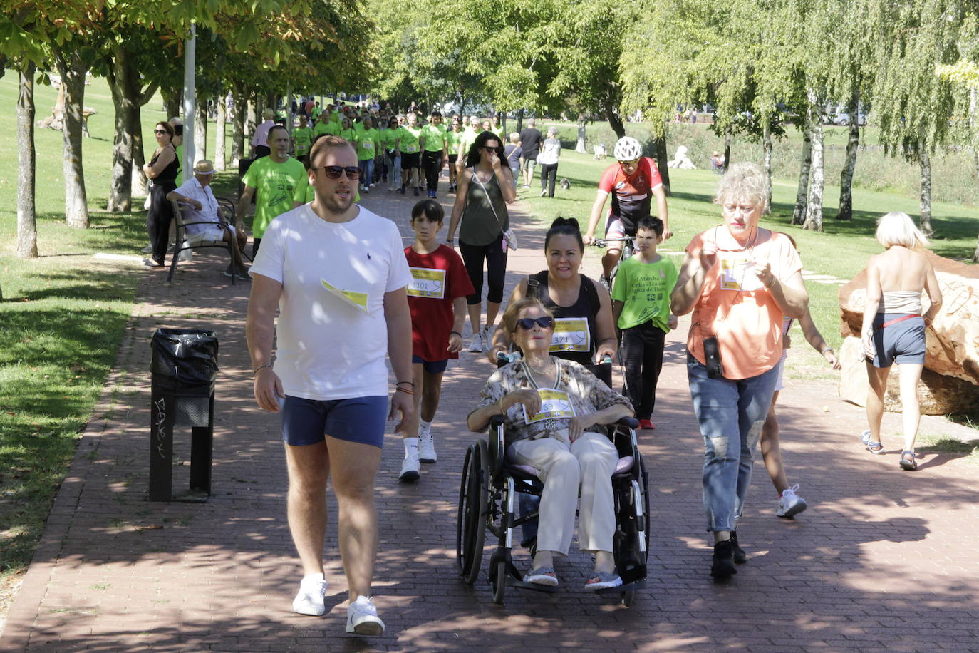 Fotos: Los vecinos de Laguna de Duero participan en la I Marcha Solidaria contra el Cáncer