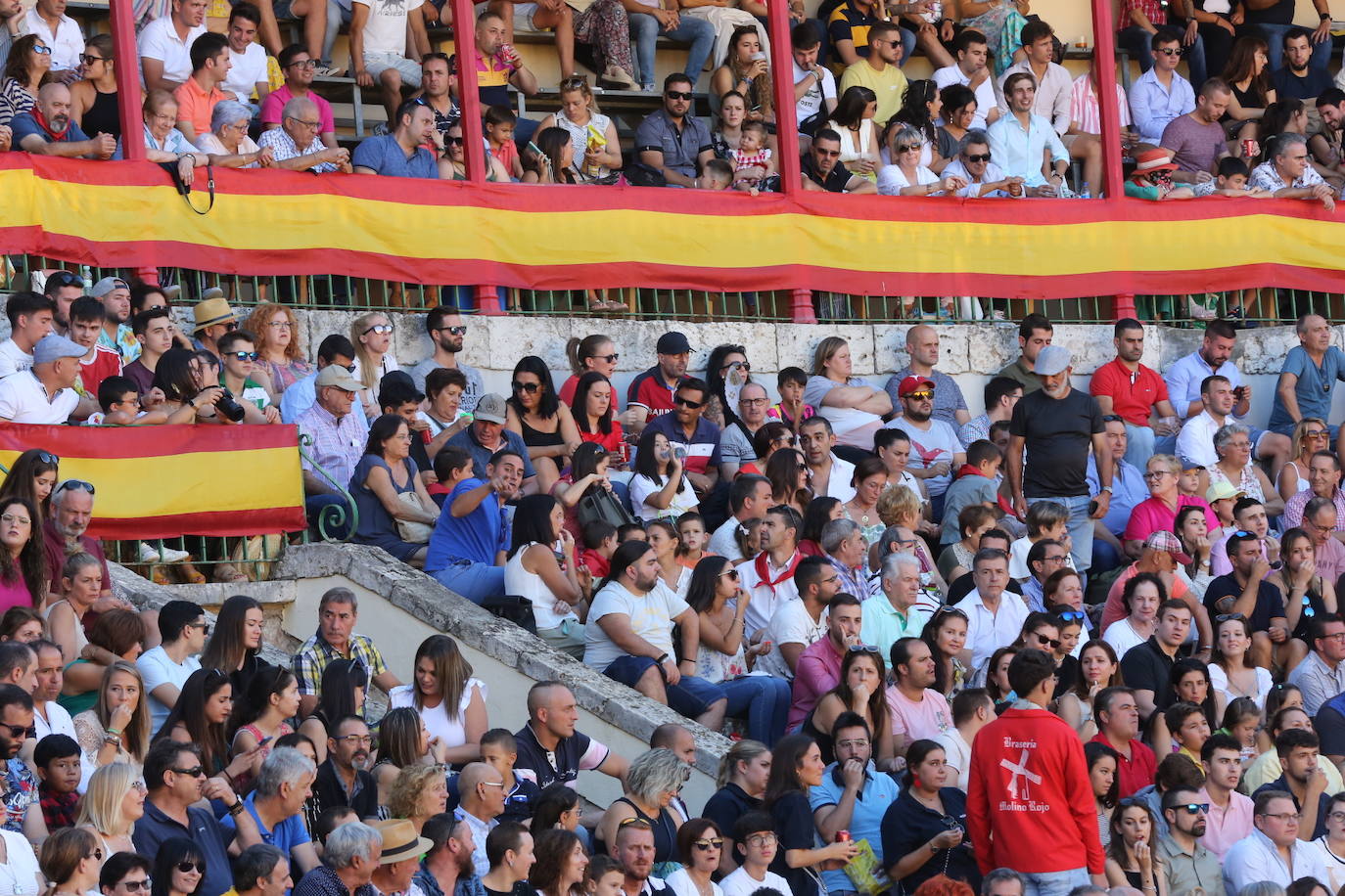 Fotos: Búscate en las gradas de la plaza de toros de Valladolid (1/3)