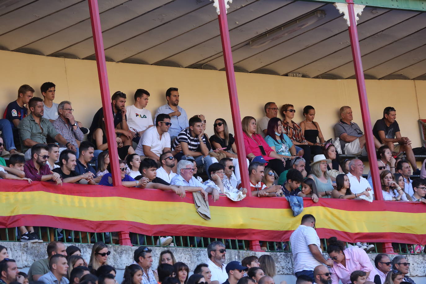 Fotos: Búscate en las gradas de la plaza de toros de Valladolid (2/3)