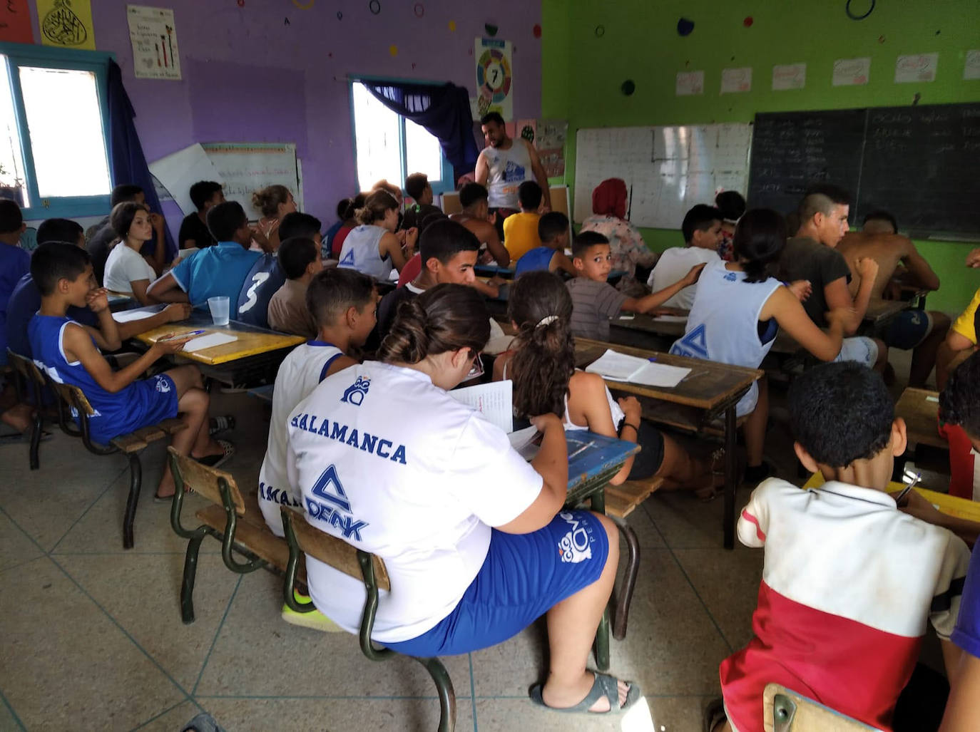 Sami Barba, Roberto García, Mario Manzano, Naira Vargas, Dolores Majo, y el educador Jorge Hernandez, tras regresar de Marruecos. 
