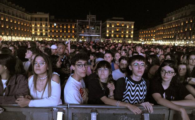 Galería. El público abarrotó la plaza. 