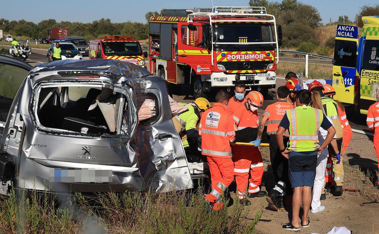 Imagen del lugar donde se ha producido el accidente en la A-62 a la altura de Martín de Yeltes (Salamanca). 