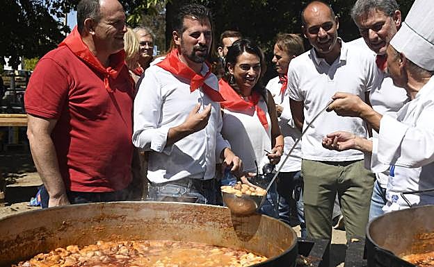 Luis Tudanca, con barba, comprueba las alubias cocidas en La Granja a finales de agosto.