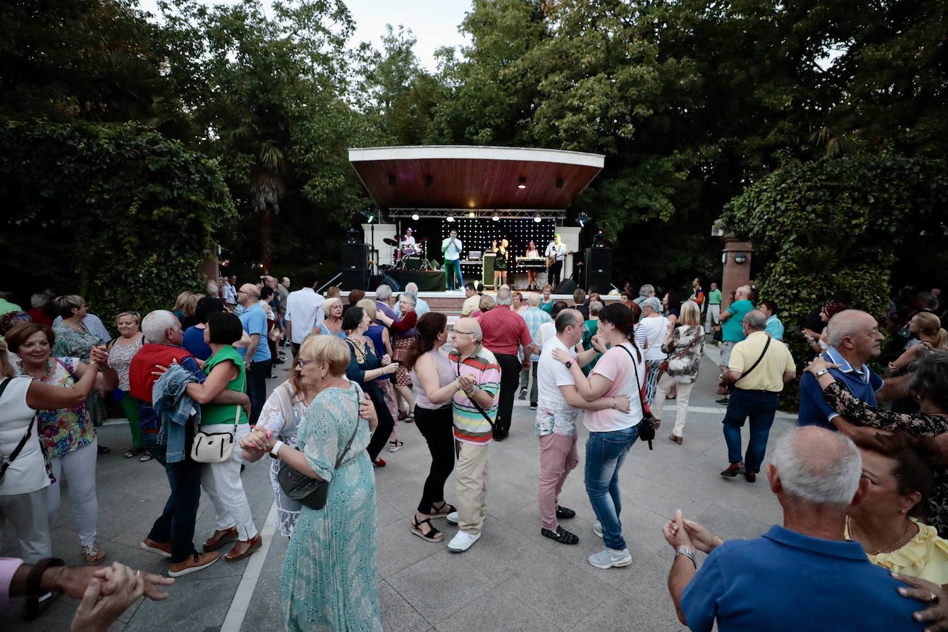 Fotos: Verbena en la pérgola del Campo Grande de Valladolid