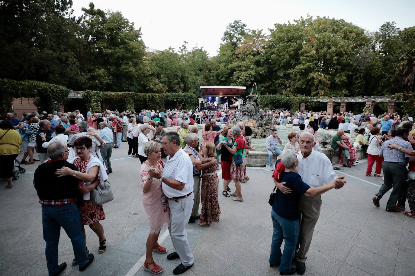 Fotos: Verbena en la pérgola del Campo Grande de Valladolid