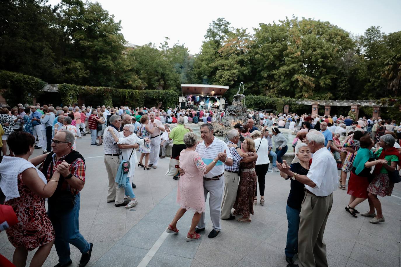 Fotos: Verbena en la pérgola del Campo Grande de Valladolid