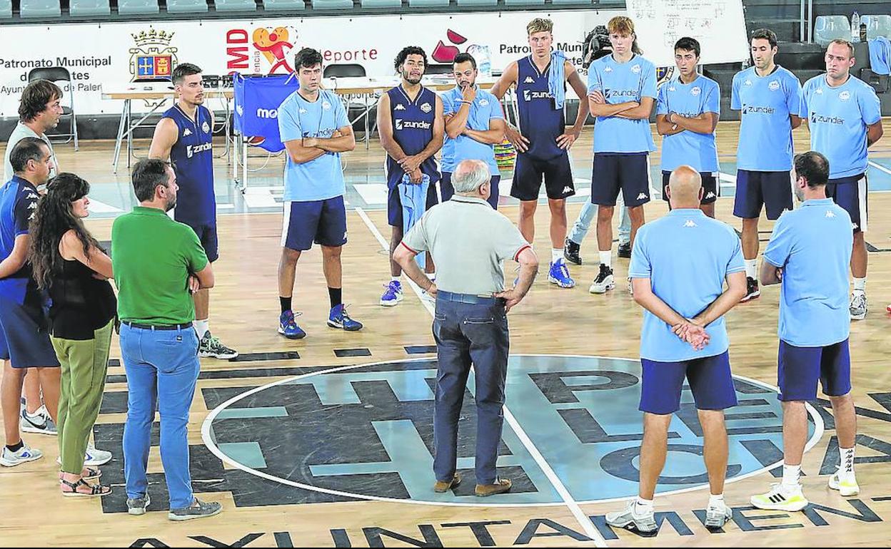 La plantilla y el cuerpo técnico del Zunder Palencia, junto con el presidente del club, ayer en el entrenamiento en el Pabellón Municipal.