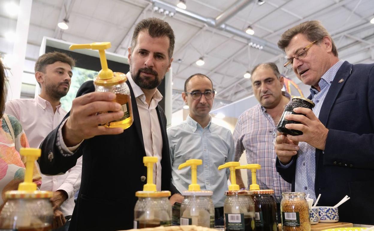 Luis Tudanca durante su visita a la feria Salamaq. 