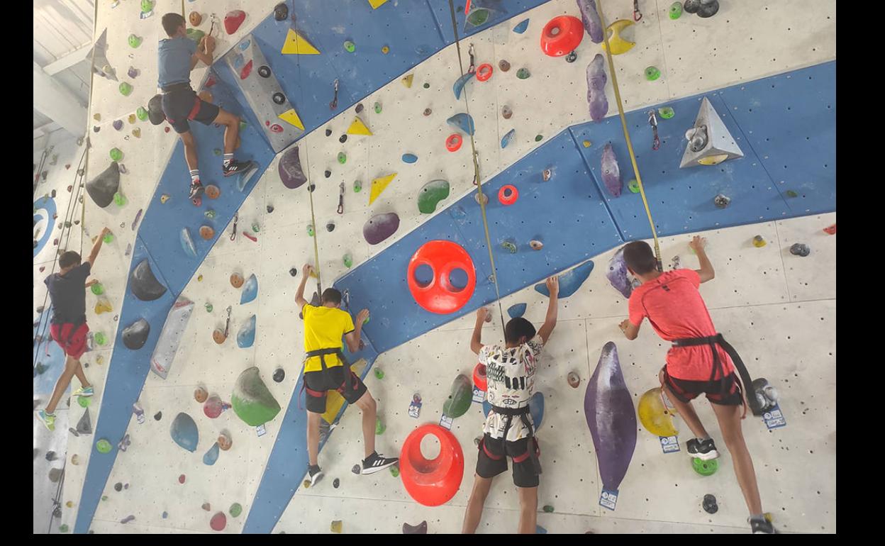 Medio millar de adolescentes disfrutan de las actividades de verano de CiberCarba y Ciudad de los Niños