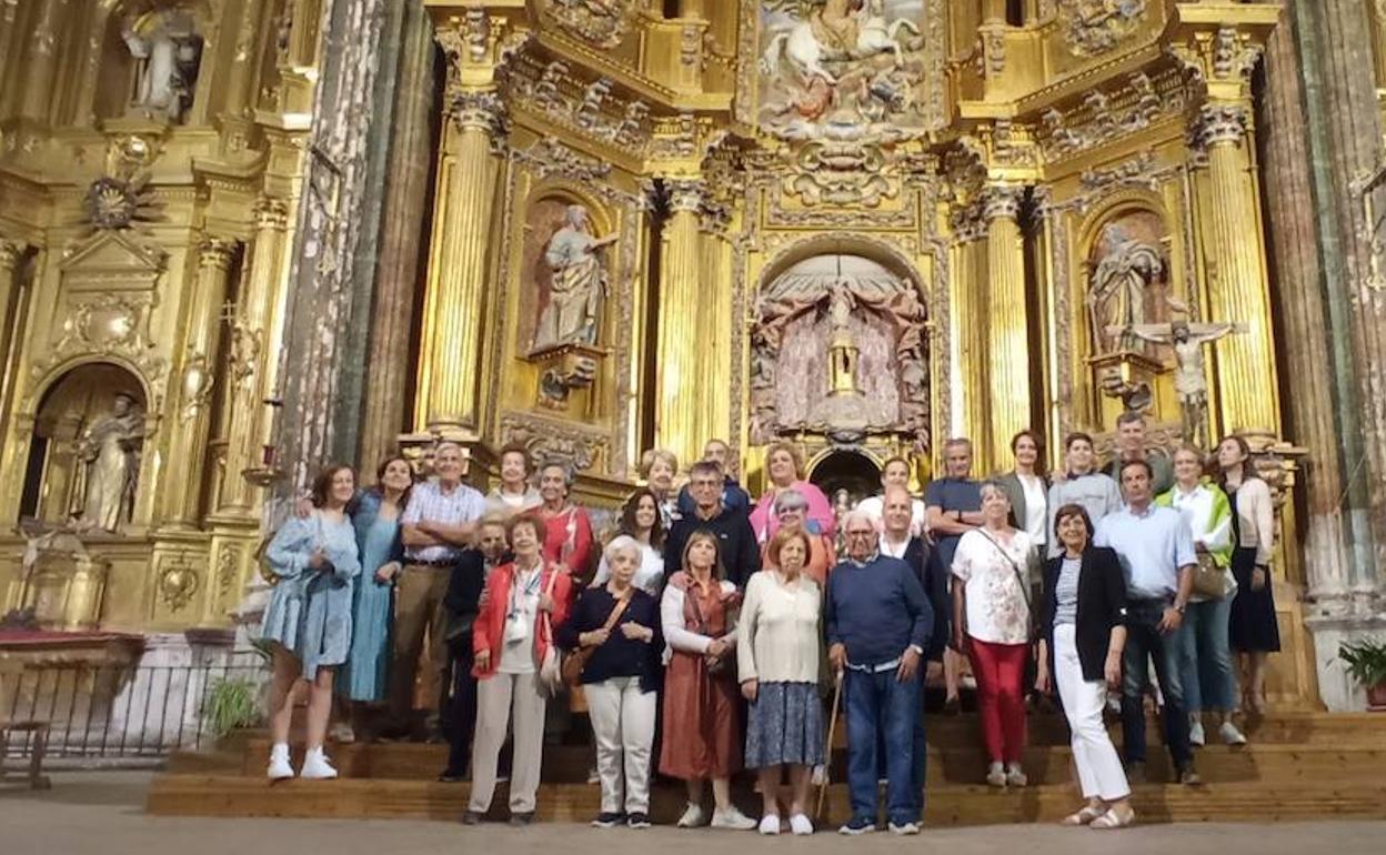Un grupo de visitantes en una de las rutas que hizo parada en la iglesia de la localidad. 