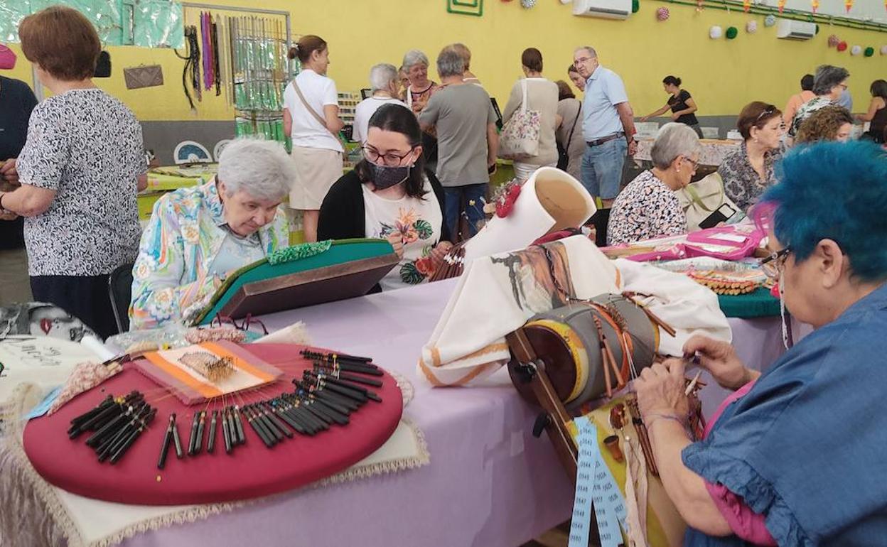 Algunas de las encajeras participantes en el encuentro de Fuenterrebollo.