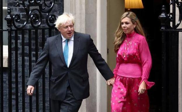 Boris Johnson junto a su mujer, Carrie, este lunes a su salida del número 10 de Downing Street