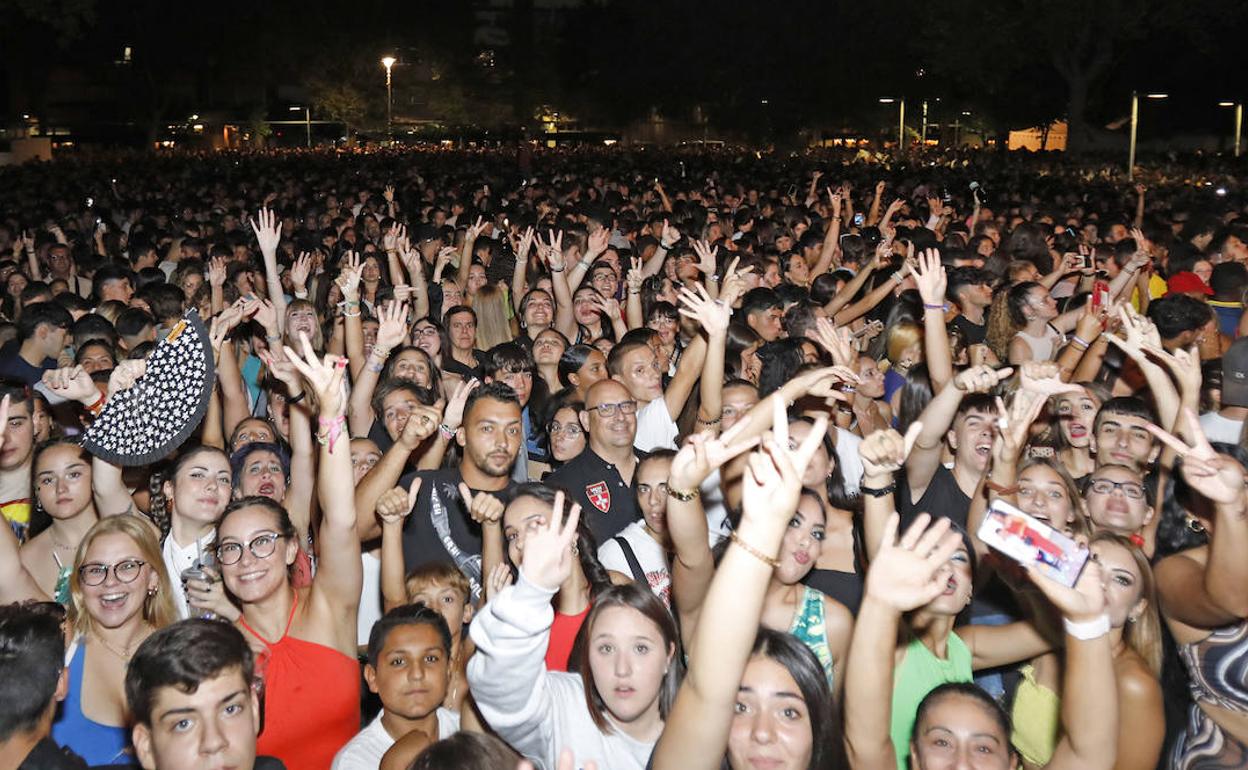 Miles de personas, durante el concierto de Omar Montes del pasado 31 de agosto en el Salón.