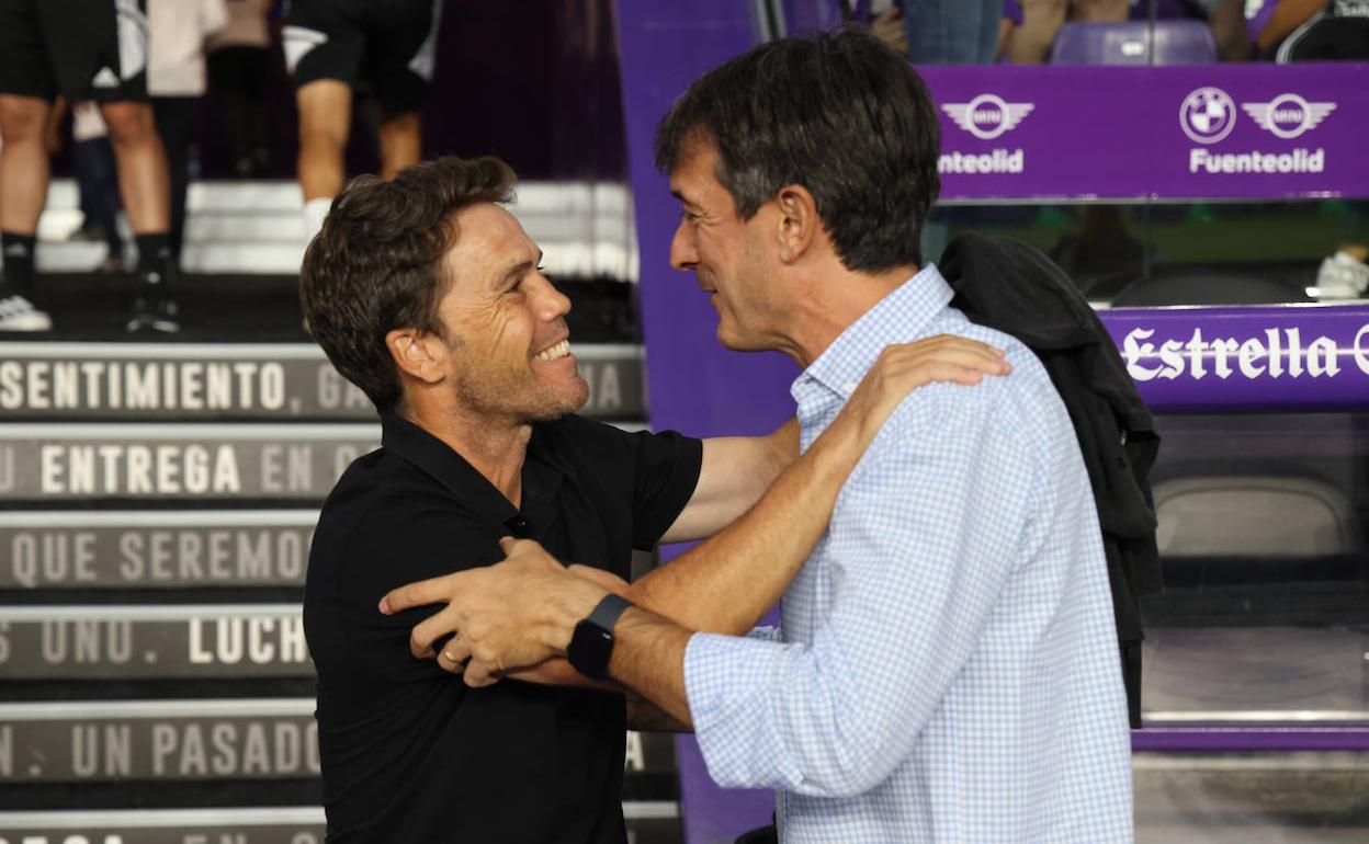 Pacheta y Rubi se saludan antes de comenzar el encuentro en el José Zorrilla. 