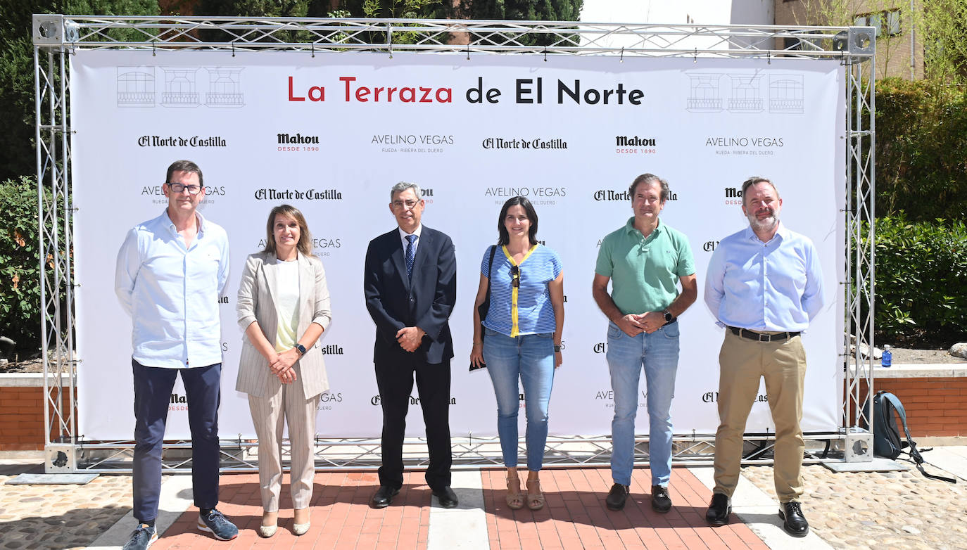El director general de El Norte, Goyo Ezama; la consejera de Educación, Rocío Lucas; el secretario general de la Consejería de Educación, Jesús Manuel Hurtado; la jefa de prensa de la Consejería, Carmen Ibáñez; Fernando Conde, responsable del Aula de Cultura de El Norte; y el director del periódico, Ángel Ortiz.