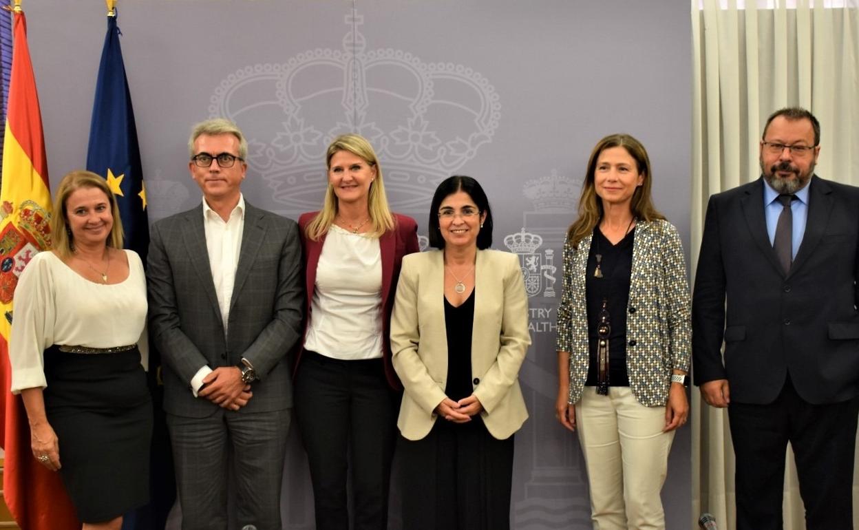 De izquierda a derecha, Natividad Calvente, directora de Relaciones Institucionales de Novartis en España; Jesús Ponce, presidente del Grupo Novartis en España; Marie France Tschudin, presidenta global de Medicamentos Innovadores de Novartis; Carolina Darias, ministra de Sanidad; María Jesús Lamas, presidenta de la Agencia Española de Medicamentos y Productos Sanitarios; y César Hernández, director general de Cartera Común de Servicios del Sistema Nacional de Salud (SNS) y de Farmacia.