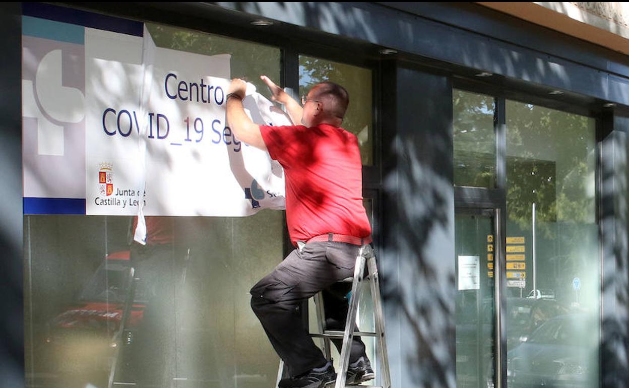 Retirada de la cartelería del centro covid de Padre Claret, futuro hospital de día psiquiátrico.