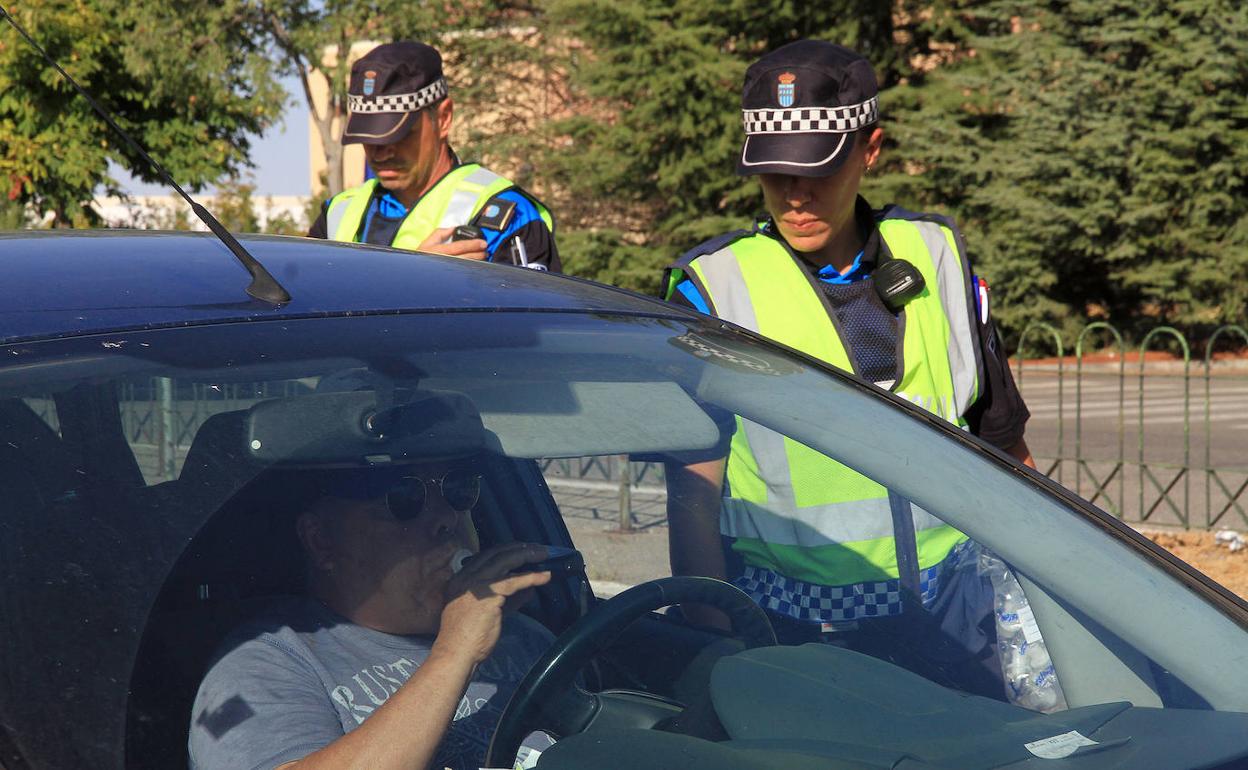 Control de alcoholemia de la Policía Local de Segovia en la avenida Gerardo Diego.