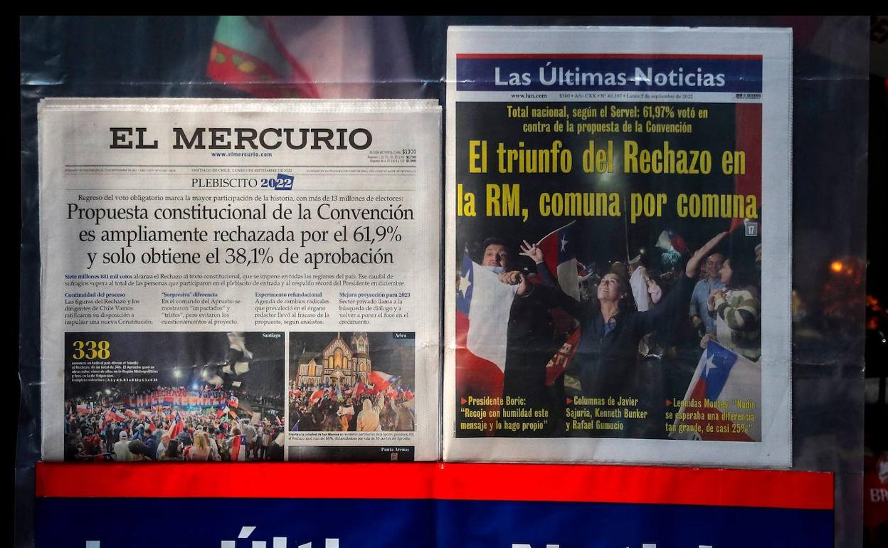 Periódicos chilenos informan sobre el resultado de la votación.
