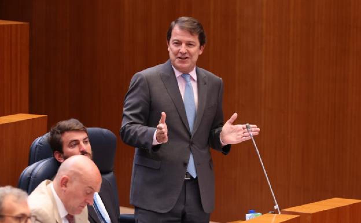 Alfonso Fernández Mañueco responde a los portavoces de la oposición en el primer pleno de las Cortes tras las vacaciones de verano.