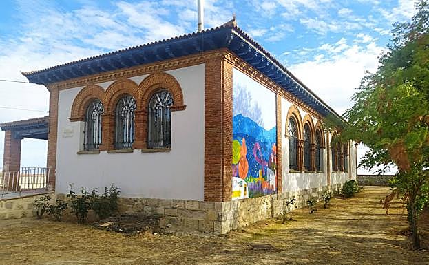 Exterior de la escuela de Tiedra.