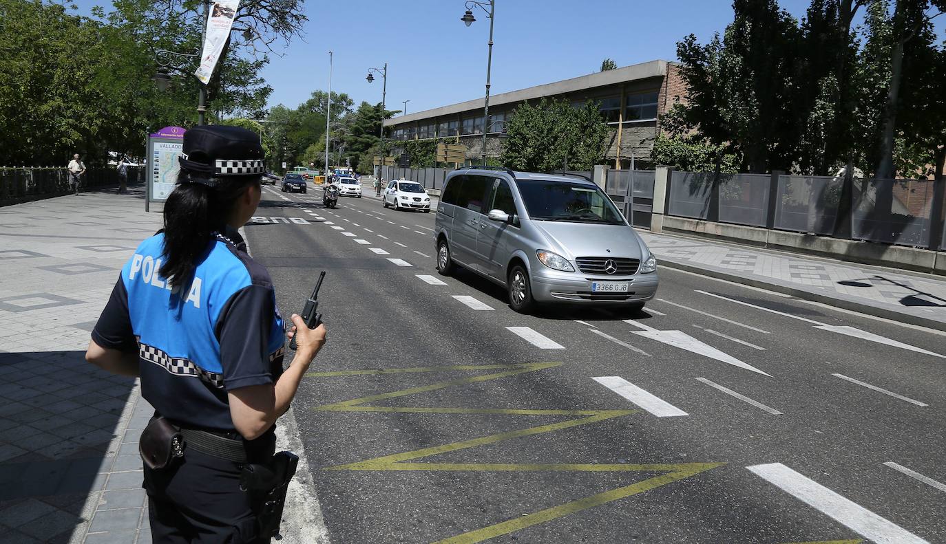 Una policía municipal vigila el tráfico en una calle de Valladolid.