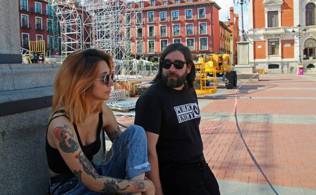 María Cuenca y Nacho Angulo miembros del grupo Onira en la Plaza Mayor donde actuarán el próximo 7 de septiembre.