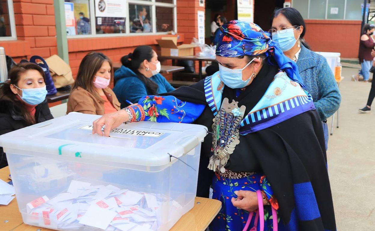 Una mujer de la comunidad mapuche deposita su voto en el referéndum de la nueva Constitución.