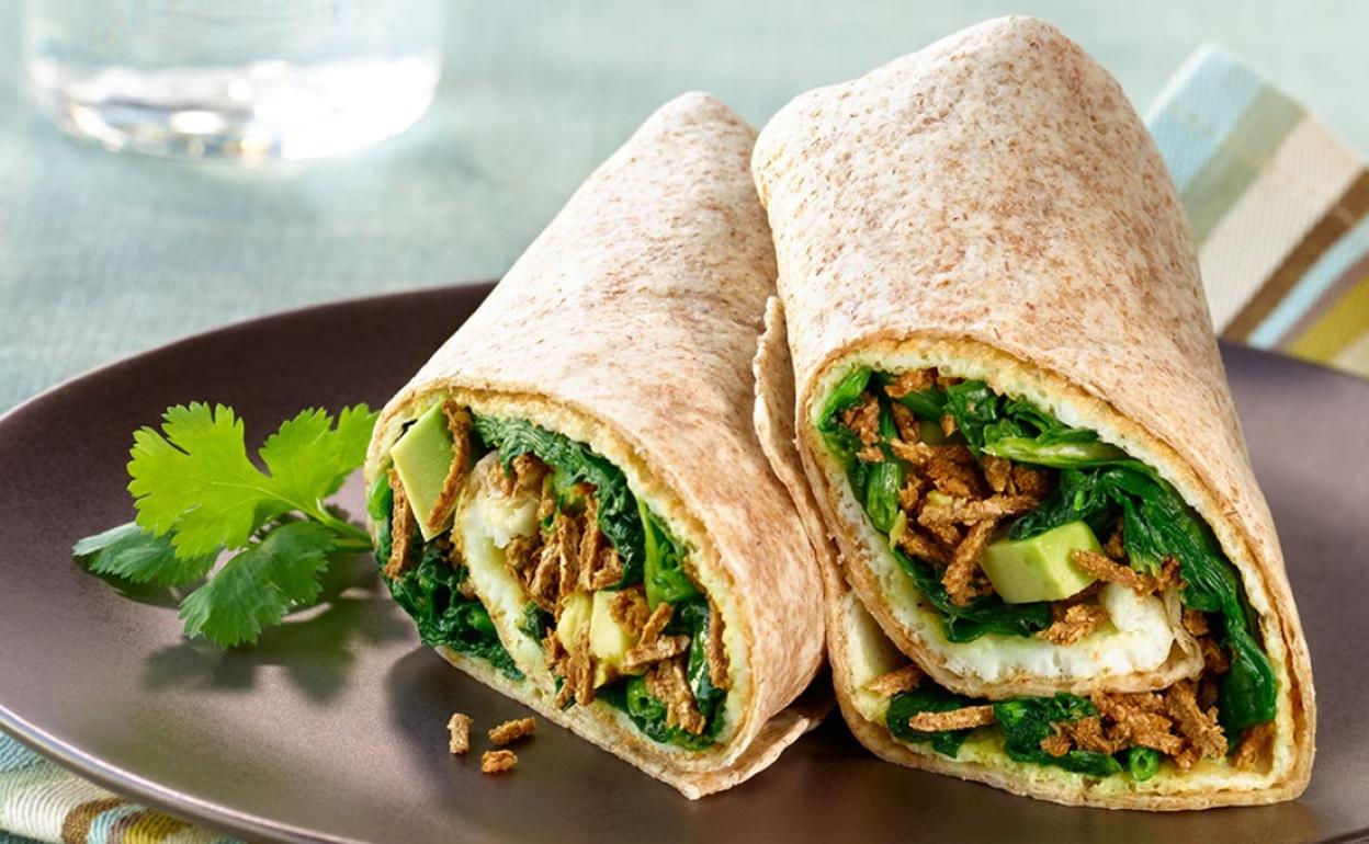 'Wrap' de tortilla francesa y aguacate.