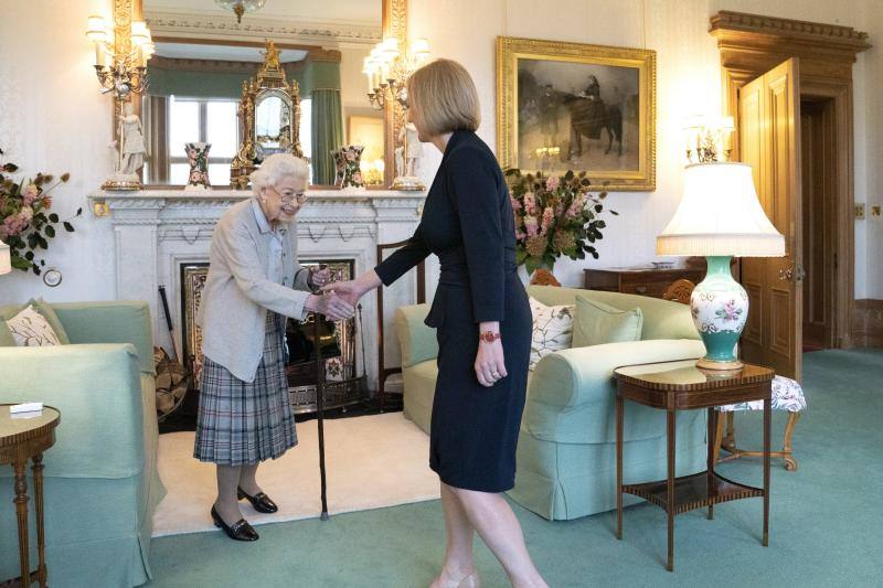 Una anciana Isabel II recibe a la nueva primera ministra el pasado 6 de septiembre en el palacio de Balmoral, en su última imagen pública.