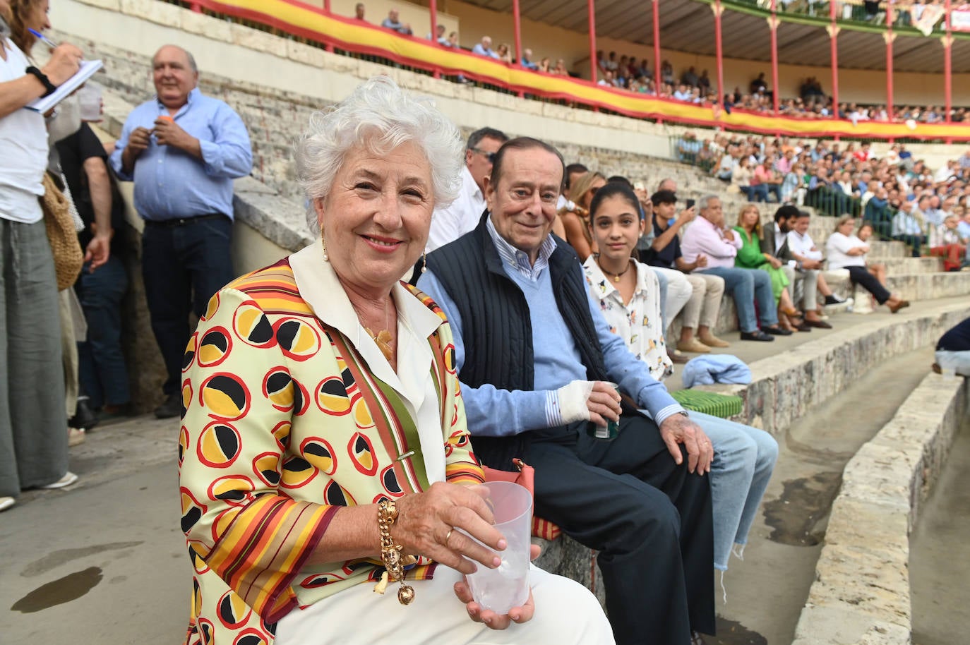 Los bodegueros Mari Luz Cid y Luis Sanz con su nieta Irene Sanz Garijo.