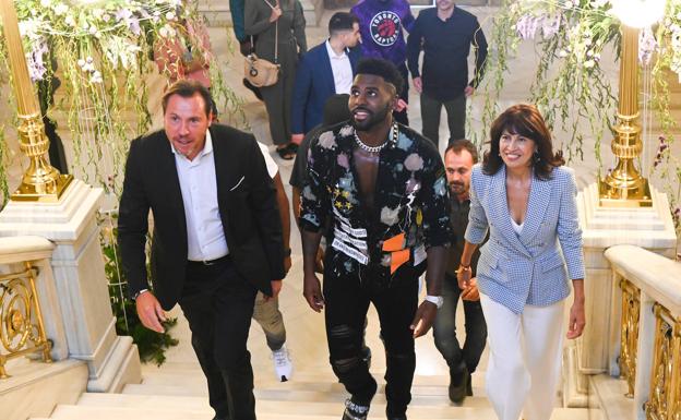 Jason Derulo, a su llegada al Ayuntamiento, entre el alcalde, Óscar Puente, y la concejala de Cultura, Ana Redondo. 