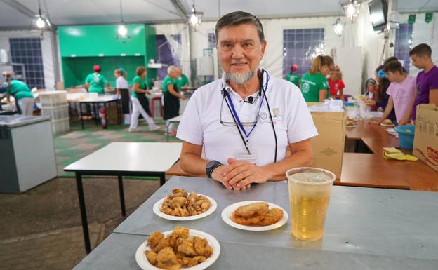 José Manuel Gómez, vicepresidente de la casa de Galicia con raciones de cazón, chopitos y tortillitas 