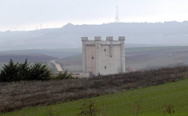 La torre del homenaje del castillo de Fuensaldaña se asoma por encima de una colina 