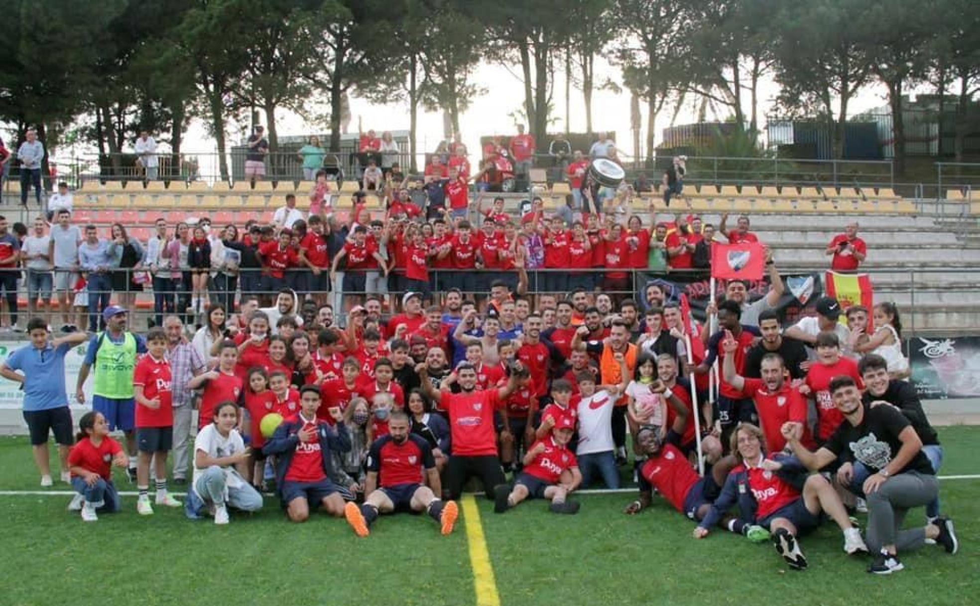 La plantilla del Estepona celebra el ascenso a Tercera RFEF. 