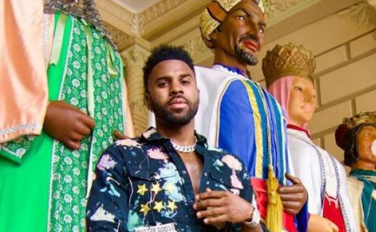 Jason Derulo, con los gigantes de Valladolid. 