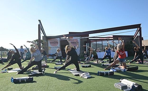 Sesión de yoga en la MercedesEQ WeLifeTour Bilbao.