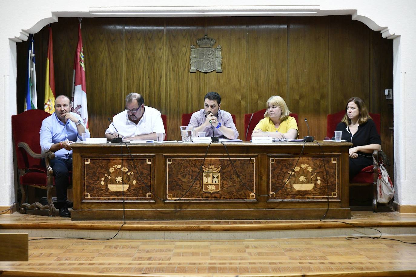 El alcalde, Javier Figueredo (en el centro), junto a la concejala de su grupo Myriam del Pozo, en un pleno anterior.