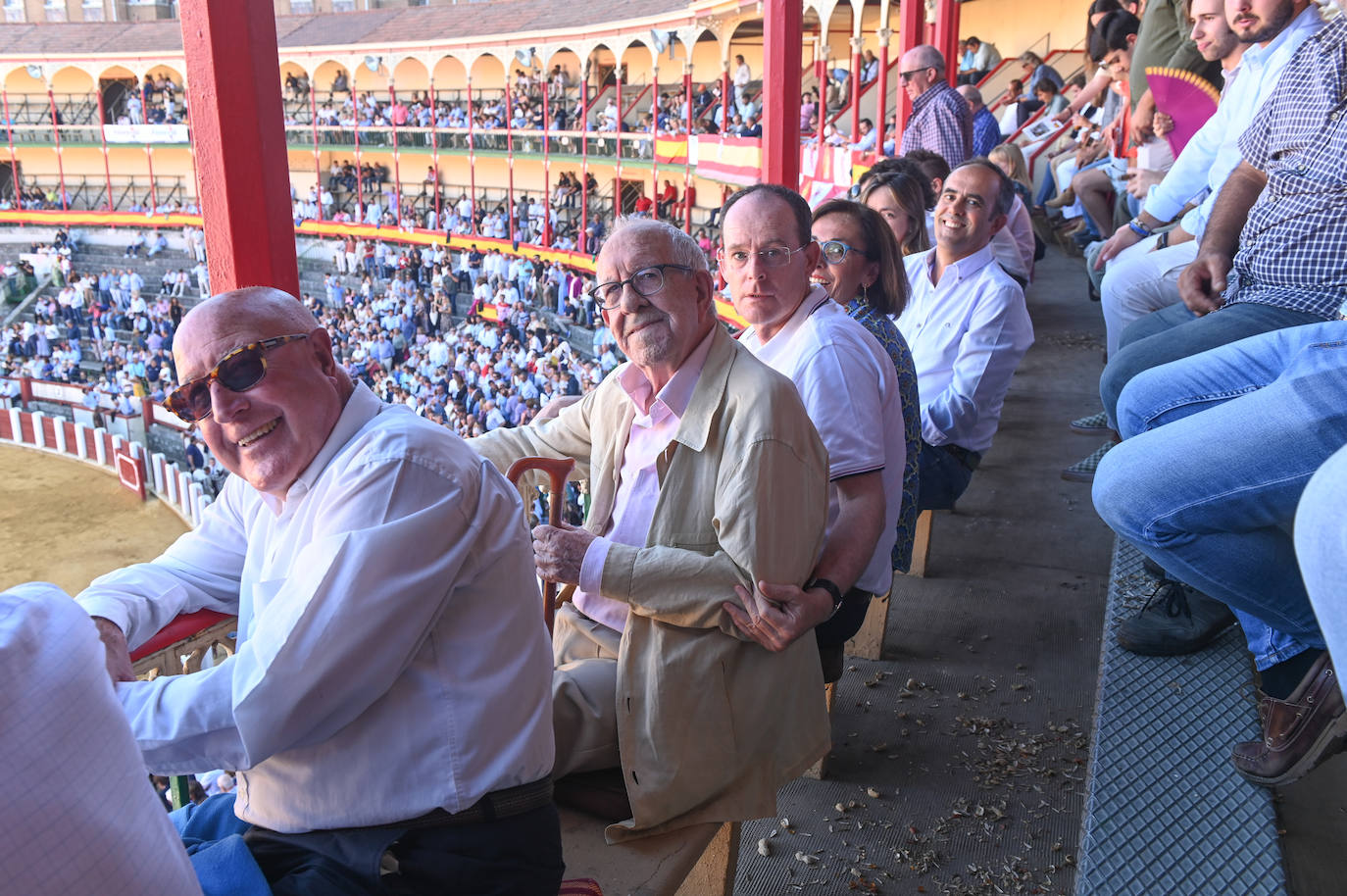 El maestro José Luis Lera, cronista taurino de El Norte de Castilla ya jubilado, acompañado del periodista Roberto Jiménez, Esther Almaraz, Gonzalo Merino y Ada Liébana, en balconcillo del ocho. 