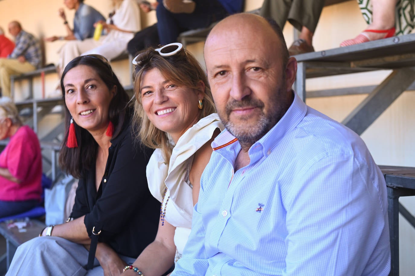 Los hermanos Belén y Luis Sánchez, agricultores y ganaderos, flanquean a Belén Pastor. 