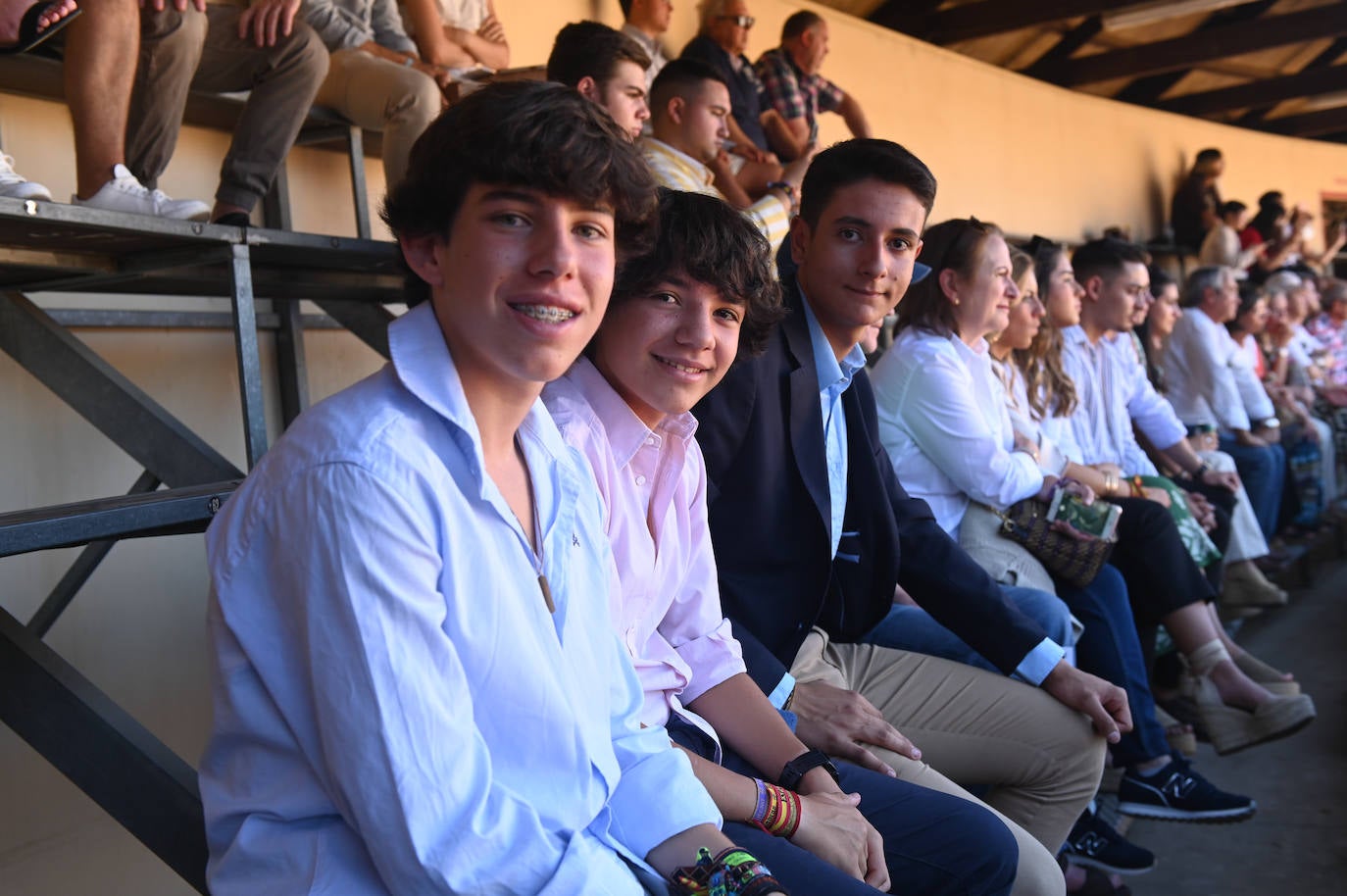 Los jóvenes Pablo Peña, Íñigo García-Cruces y Nacho Sancho van a los toros con el abono joven. 