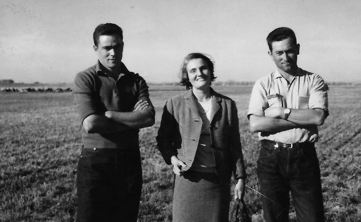 Laforet, con los pastores vascos José Martín Elexpuro y Víctor Gárate, en un desierto «parecido a la llanura castellana».