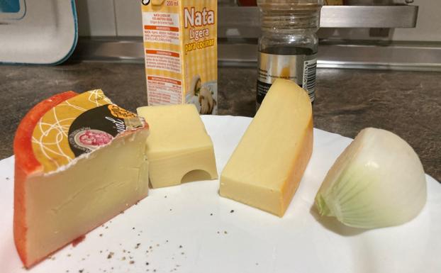Imagen principal - Ingredientes, el pan en el horno envuelto con papel de aluminio y los ingredientes listos para triturar.
