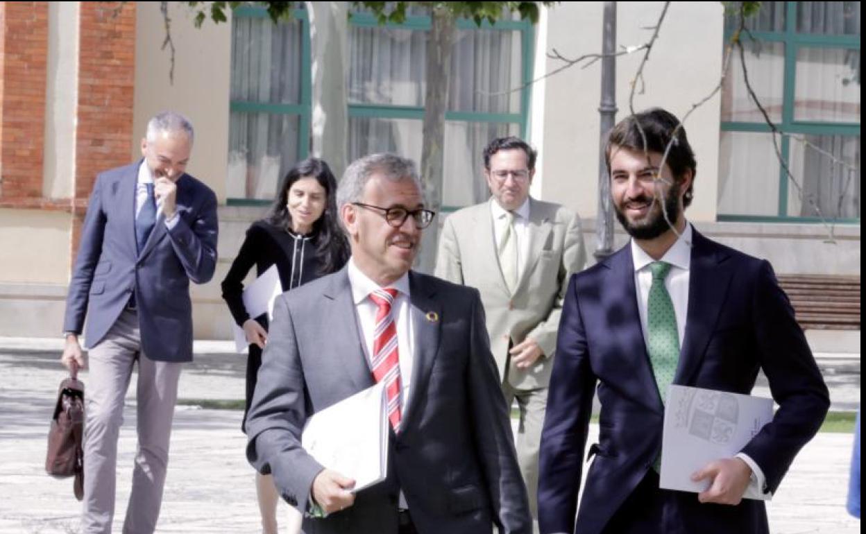 El consejero de Industria y Empleo Mariano Veganzones junto al vicepresidente de la Junta de Castilla y León, Juan García Gallardo. 